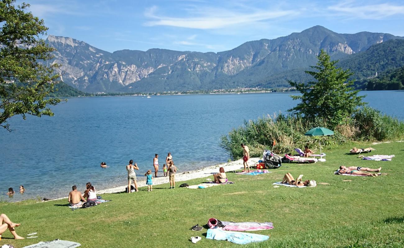 Photo de Spiaggia Punta Indiani avec caillou fin gris de surface