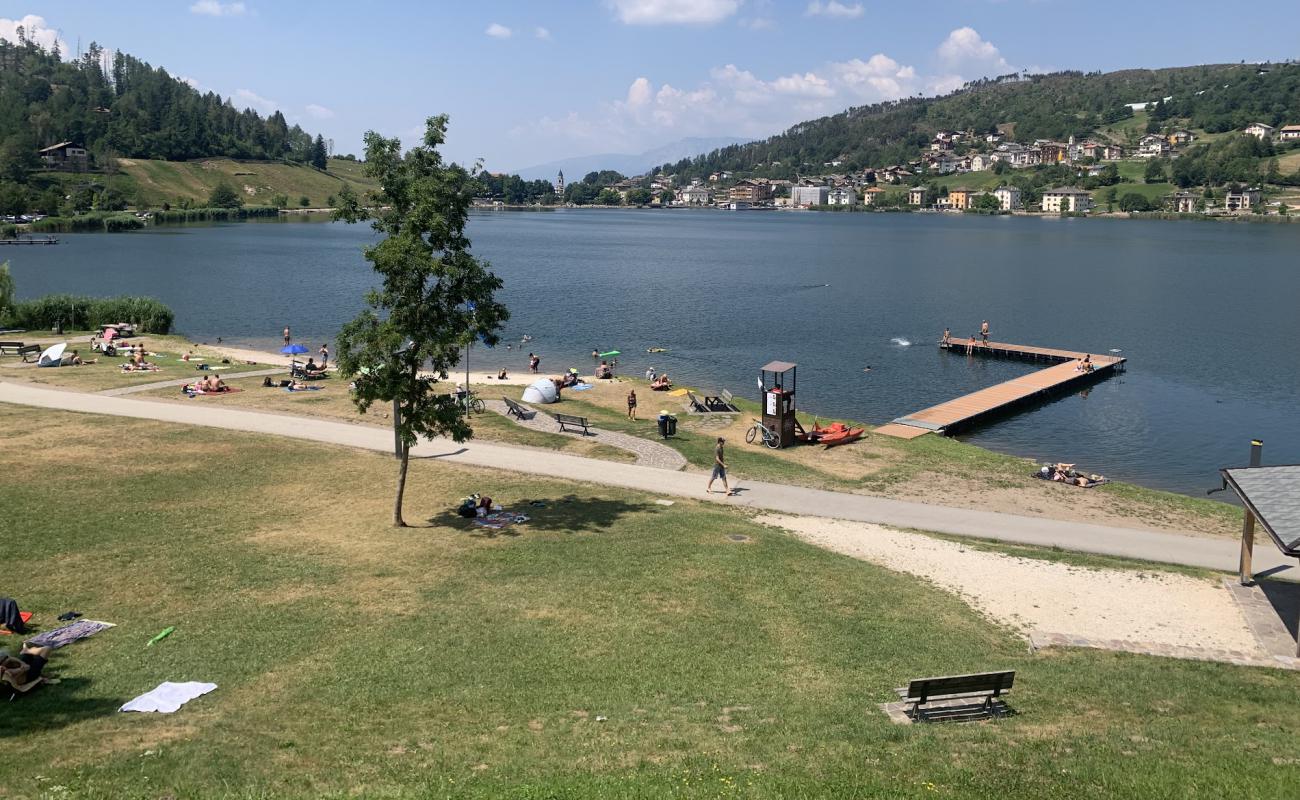 Photo de Spiaggetta sul lago Serraia avec caillou fin gris de surface