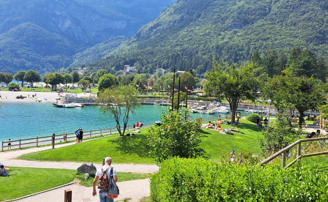 Photo de Spiaggia Lago Di Molveno avec caillou fin gris de surface