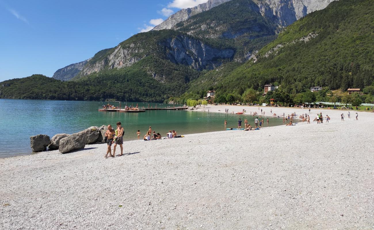 Photo de Spiaggia Piscine di Molveno avec caillou fin gris de surface