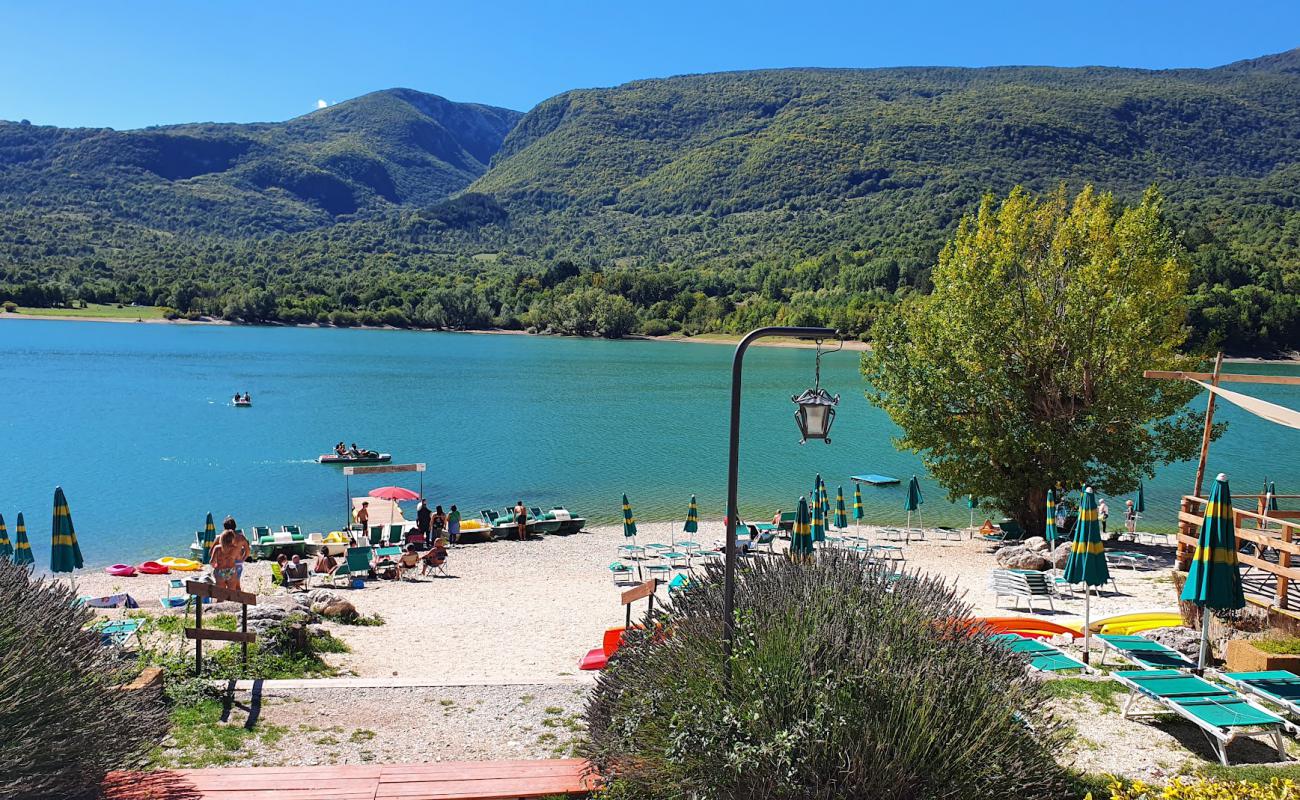 Photo de Spiaggia La Gravara - Lago di Barrea avec roches de surface