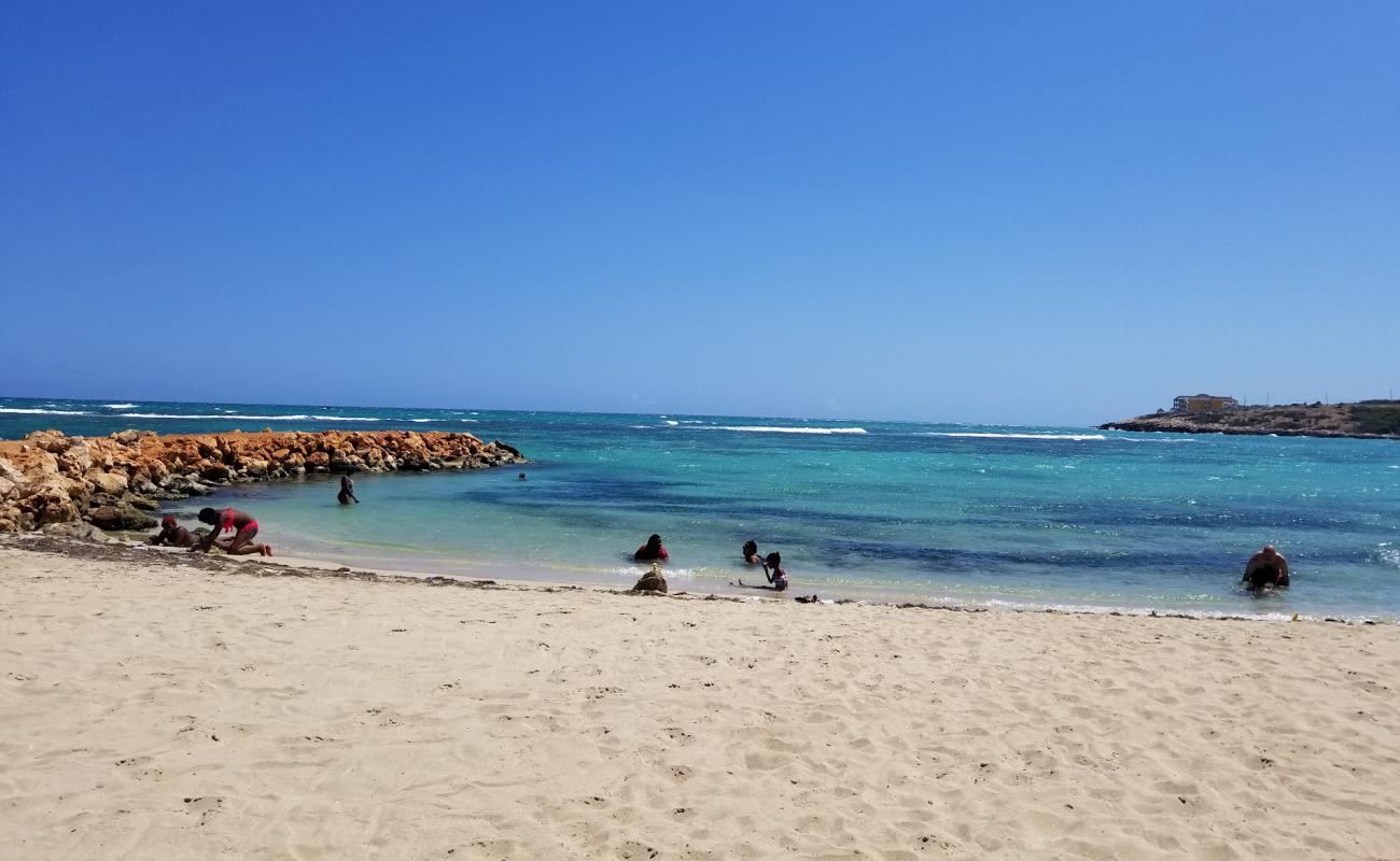 Photo de Hellshire Beach avec sable fin et lumineux de surface