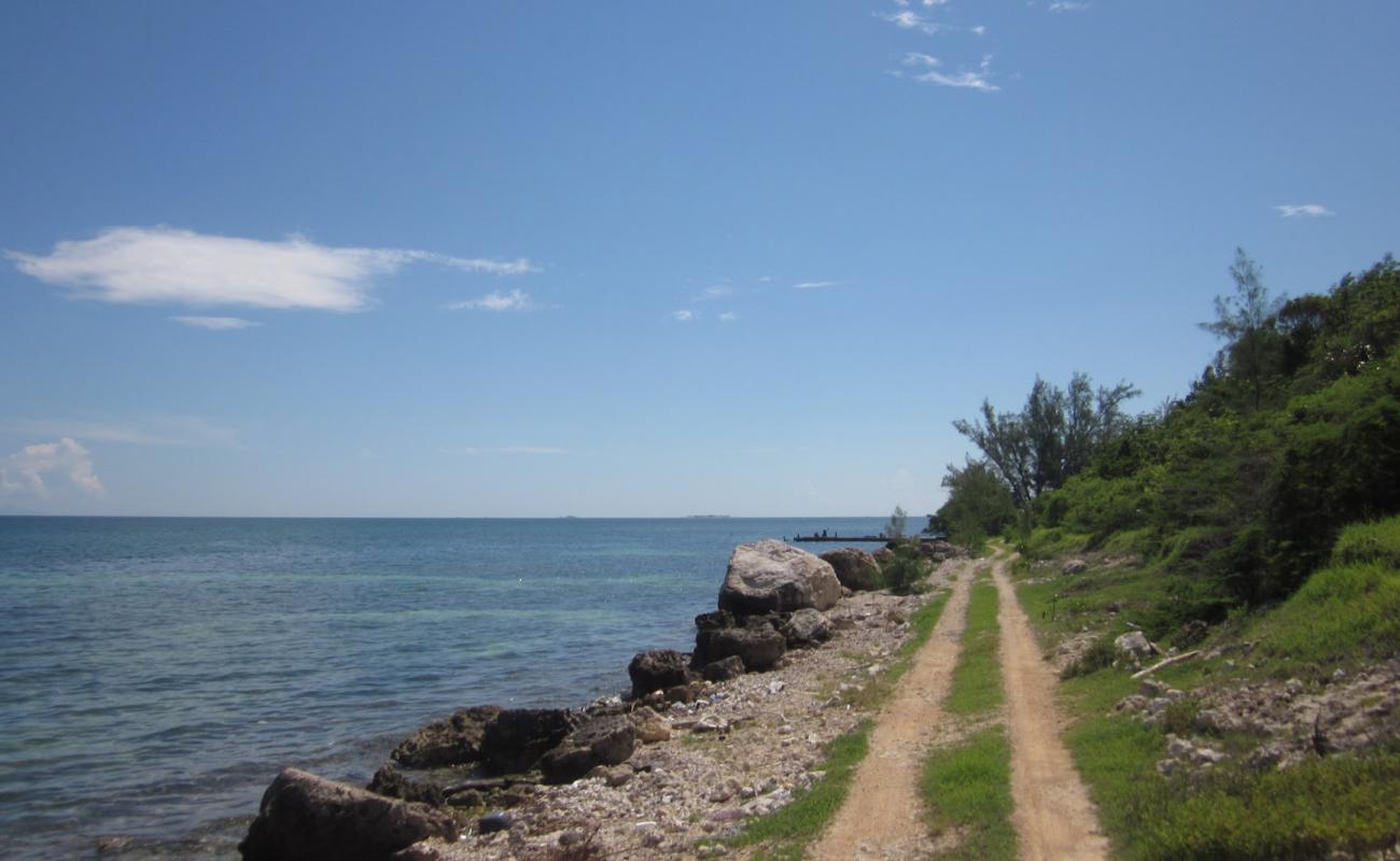 Photo de Barnswell Beach avec sable beige & pierres de surface