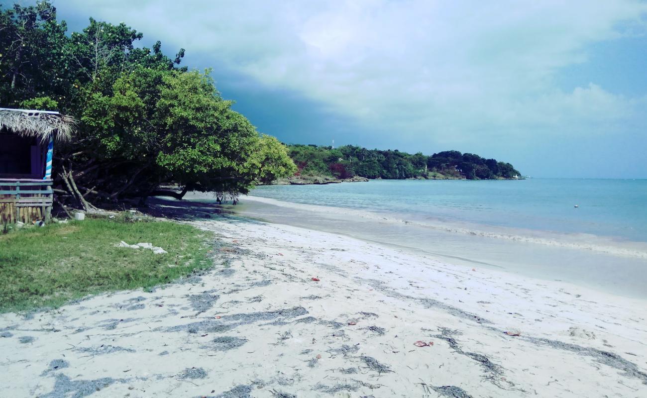 Photo de San San Beach avec sable lumineux de surface