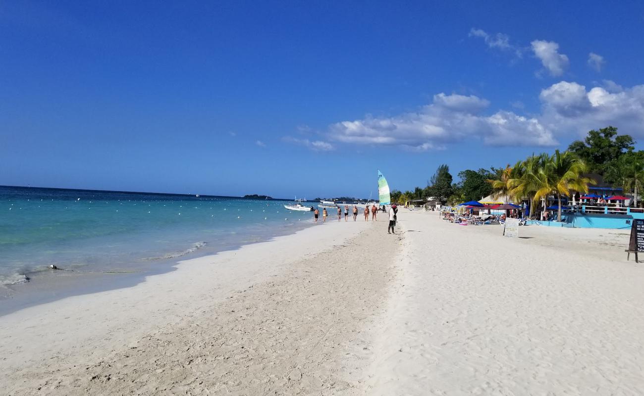 Photo de Norman Manley Beach avec sable fin et lumineux de surface