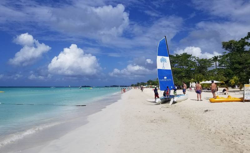 Photo de Plage de Seven Mile à Negril avec sable fin blanc de surface