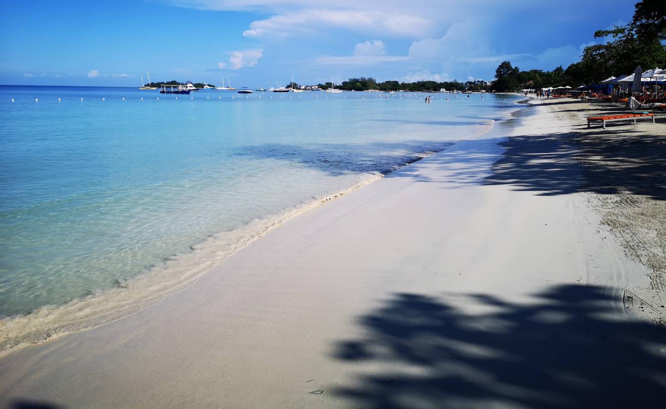 Photo de Plage Azul avec sable fin blanc de surface