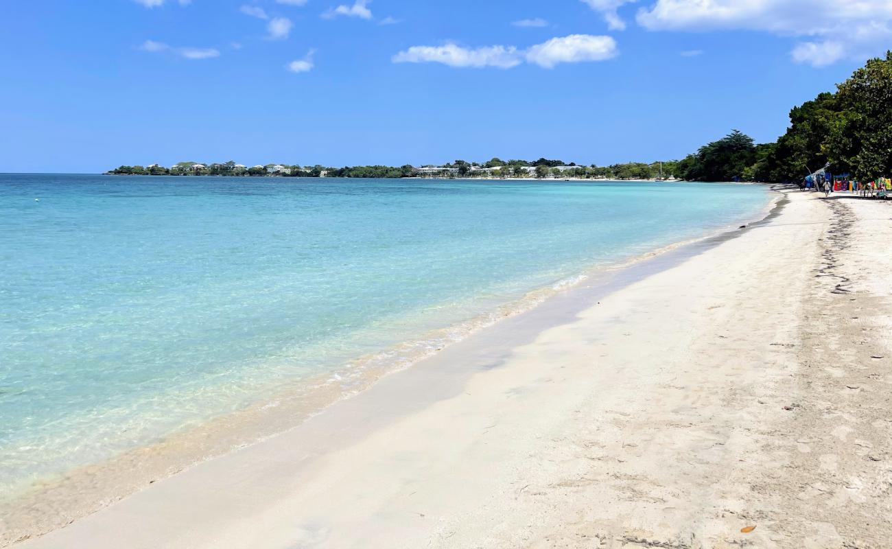 Photo de Bloody Bay Beach avec sable fin blanc de surface