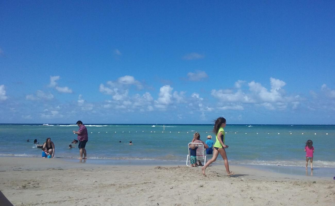 Photo de Sandy Bay avec sable beige de surface