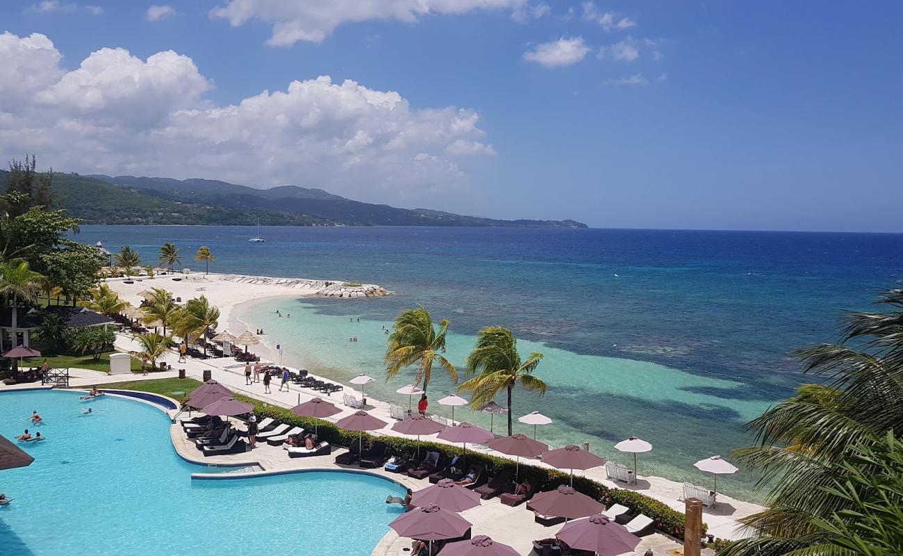 Photo de Plage de Secrets St. James avec sable lumineux de surface