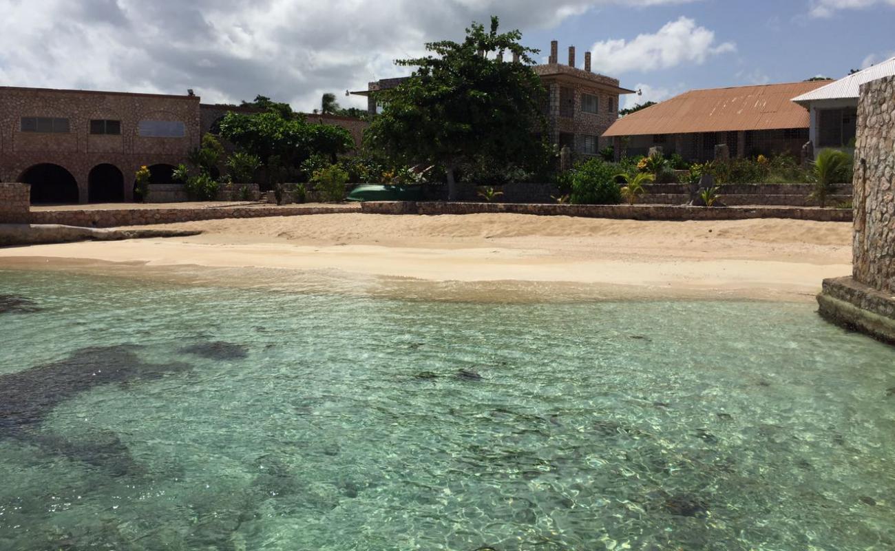 Photo de The Cobblestone Retreat avec sable beige de surface