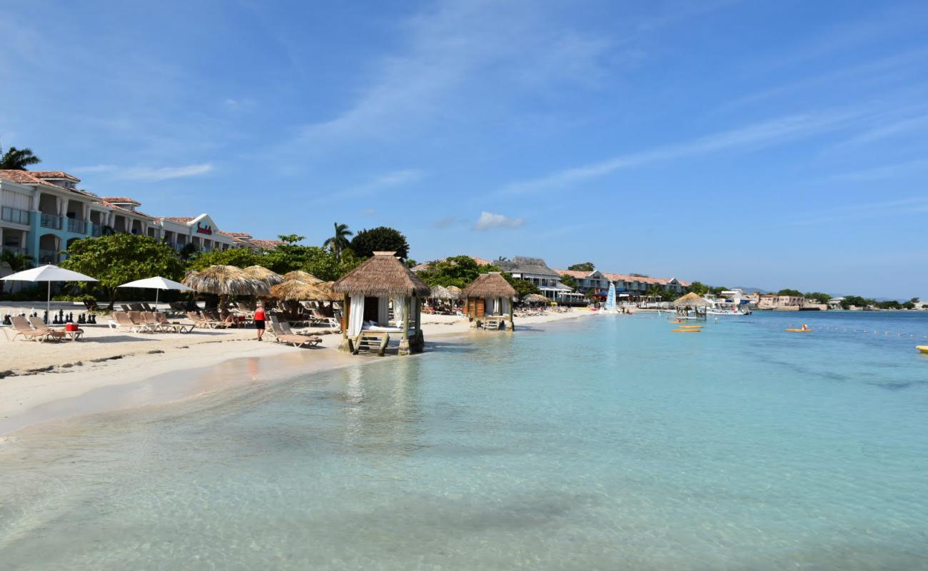 Photo de Plage de Sandals Montego Bay avec sable fin et lumineux de surface