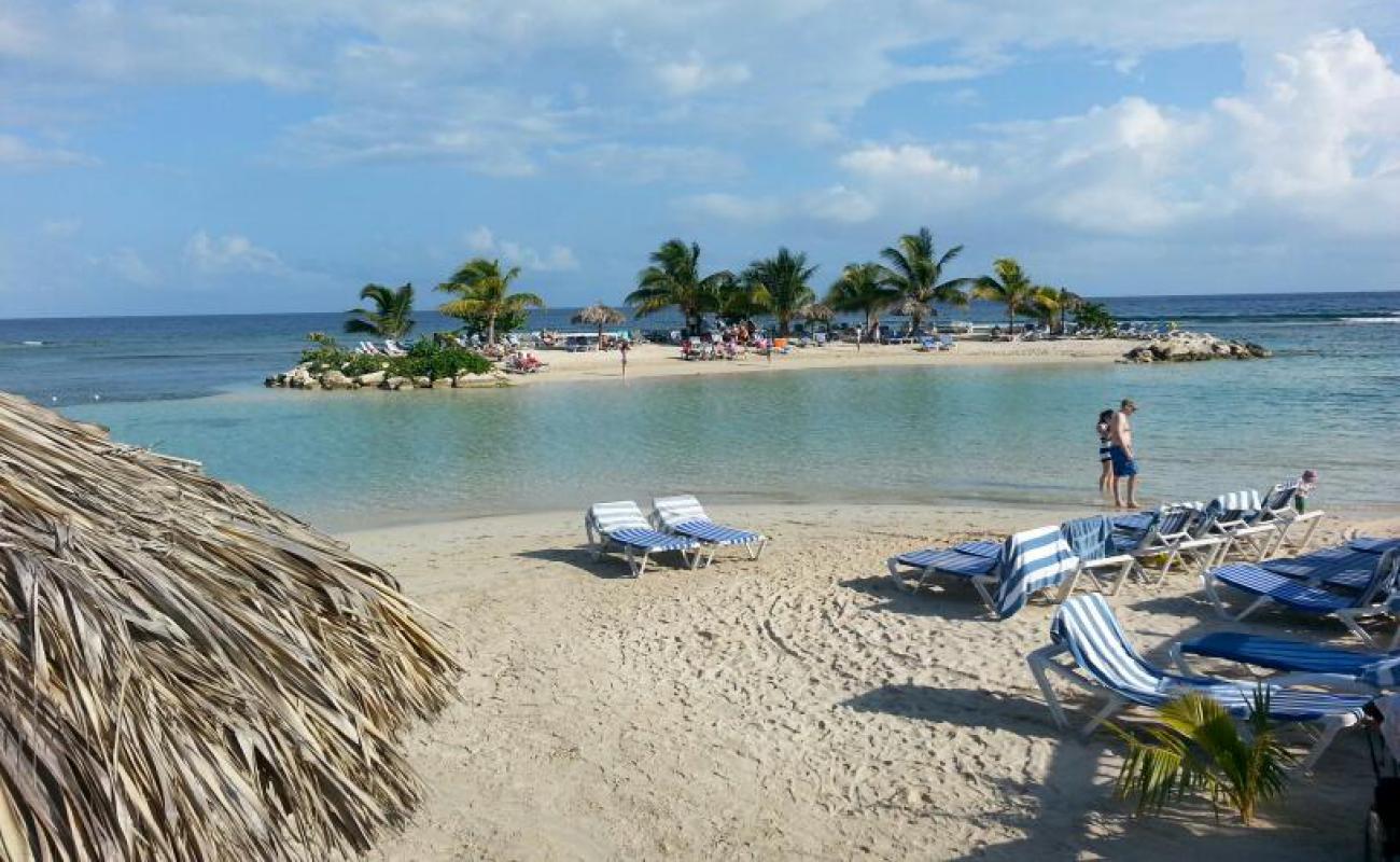 Photo de Plage de l'Holiday Inn Montego Bay avec sable beige de surface