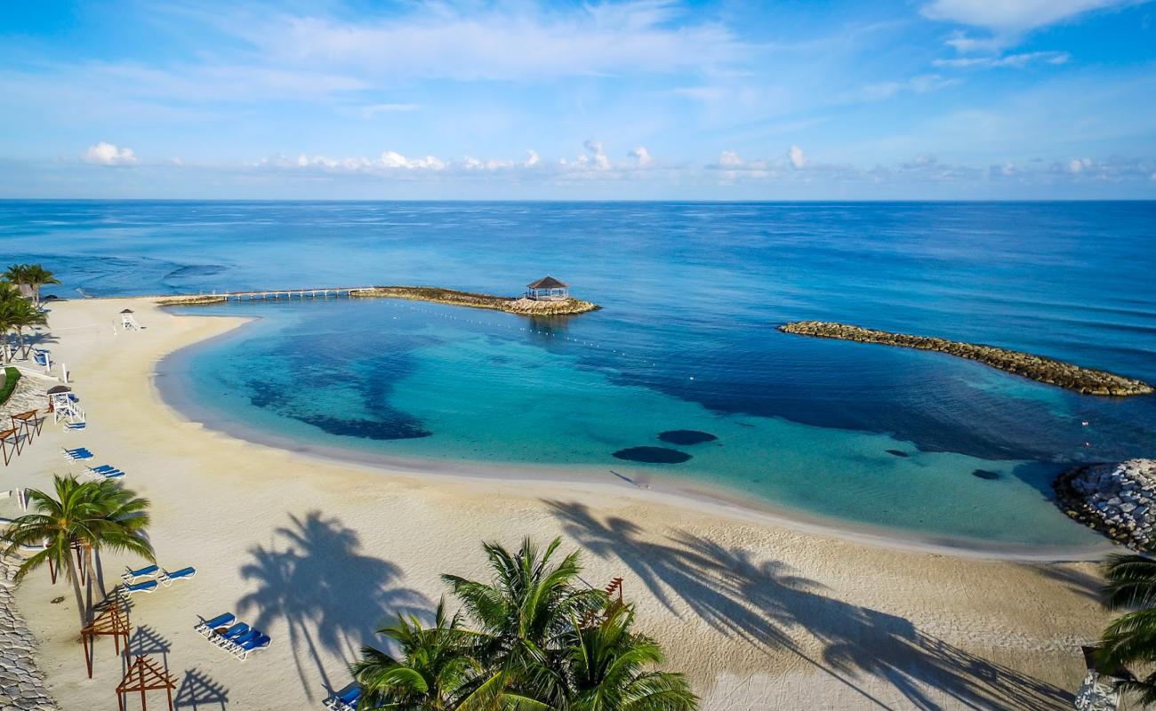 Photo de Plage de Jewel Grande Montego Bay avec sable fin et lumineux de surface