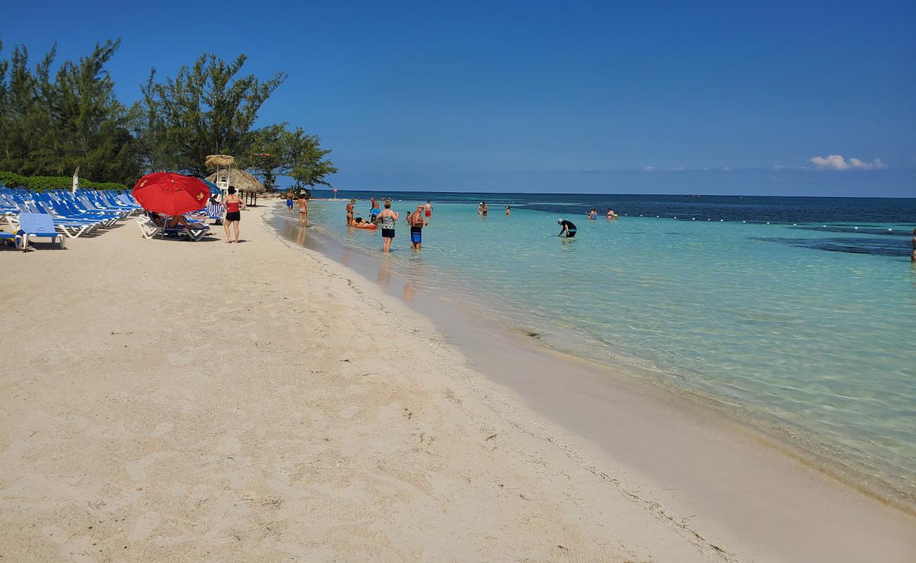 Photo de Blue Waters Beach avec sable beige fin de surface