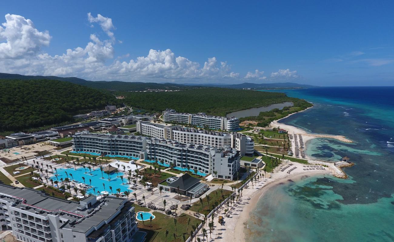 Photo de Ocean Eden Bay avec sable lumineux de surface