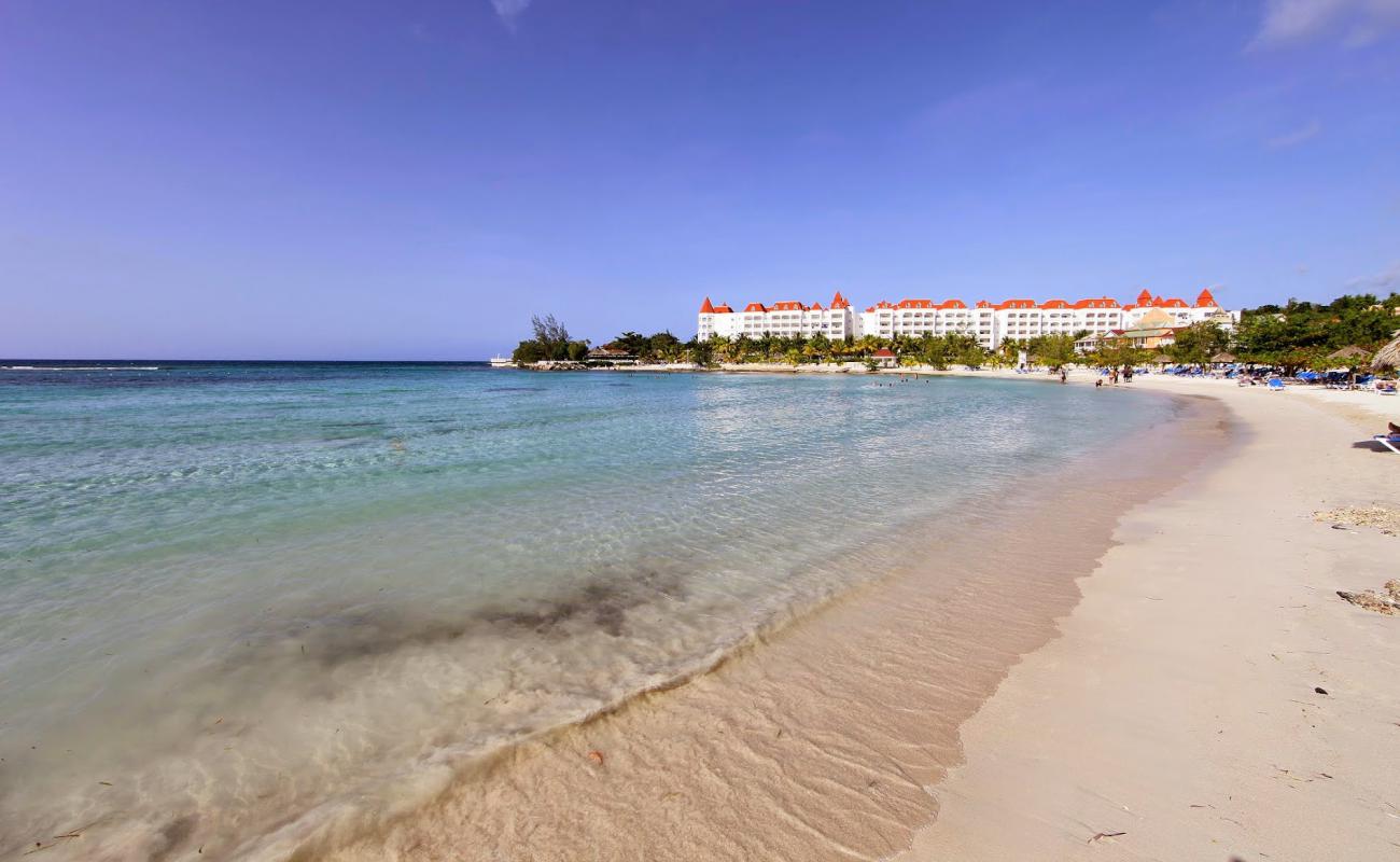 Photo de Plage Bahia Principe avec sable lumineux de surface