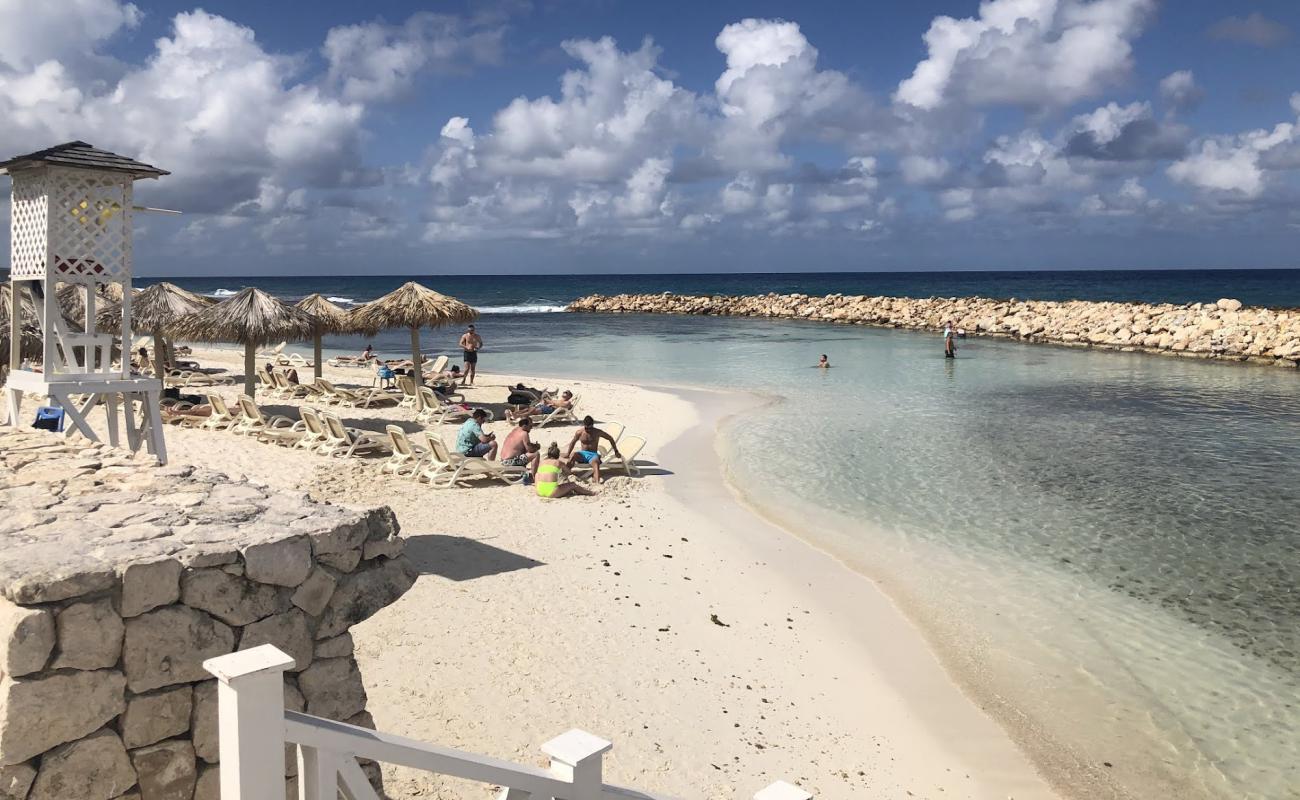 Photo de Plage de Bahia Principe Runaway Bay avec sable beige de surface