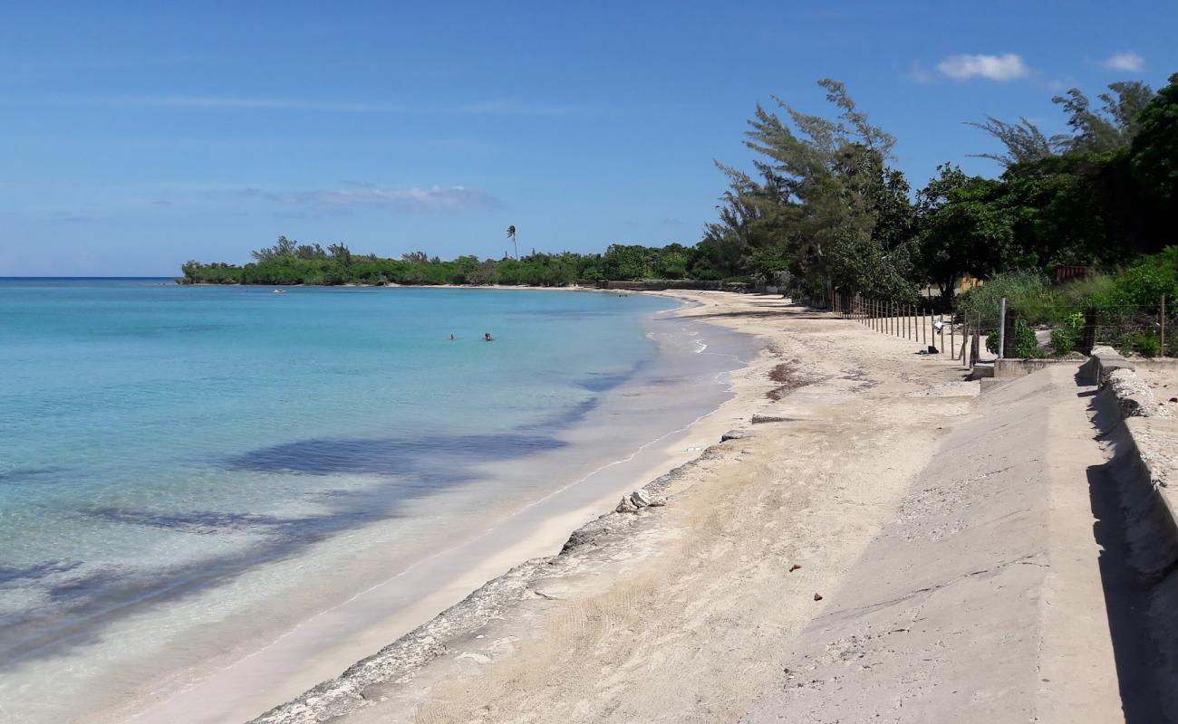 Photo de Runaway Bay Beach avec sable fin et lumineux de surface