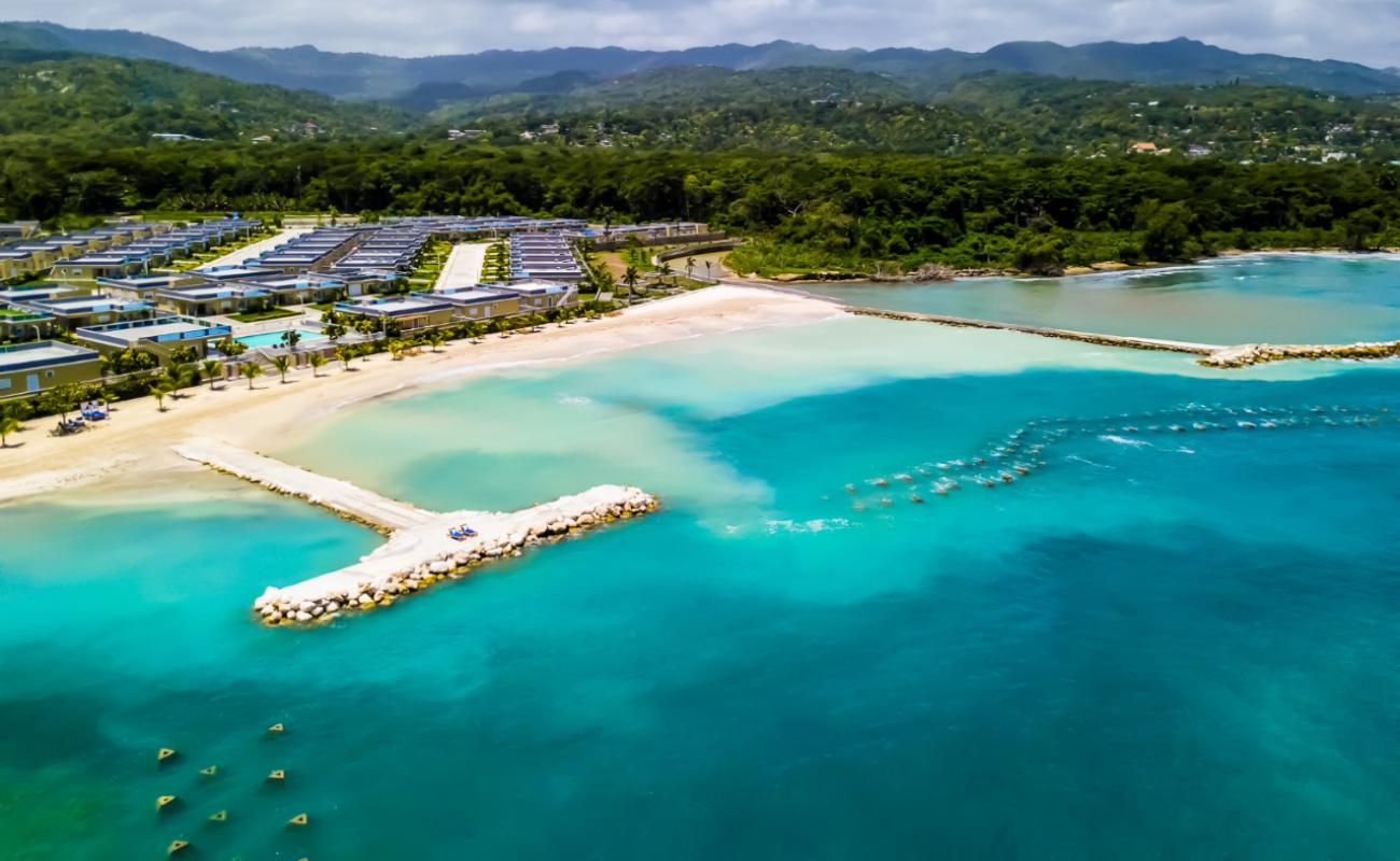 Photo de Saint Ann's Bay avec sable beige de surface