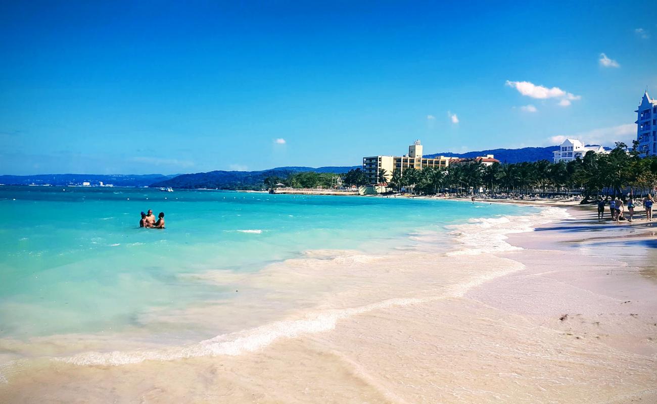 Photo de Plage de Mammee Bay avec sable beige fin de surface