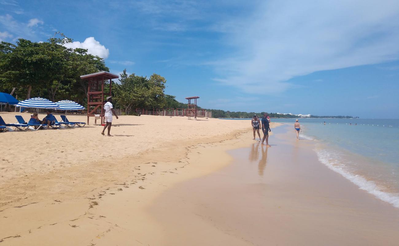 Photo de Pearly beach avec sable beige fin de surface