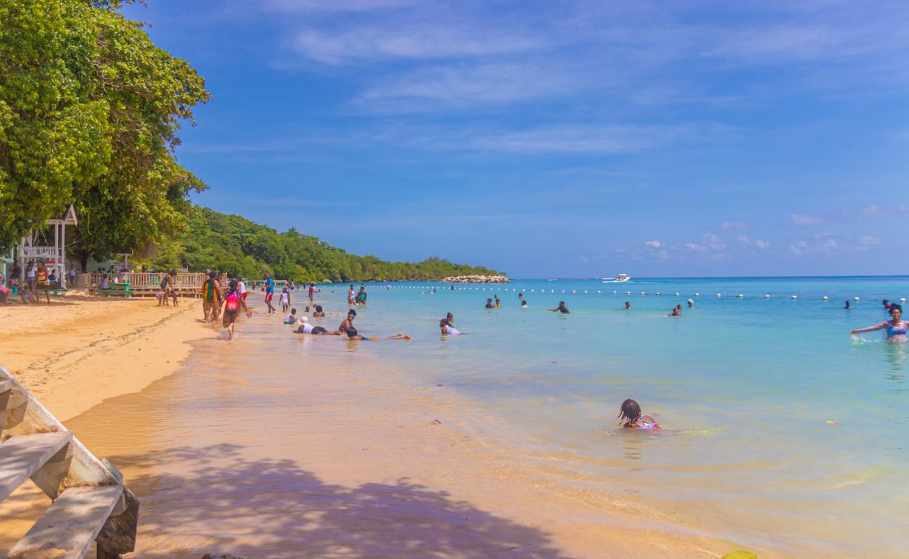 Photo de Dunn's River Beach avec sable beige fin de surface