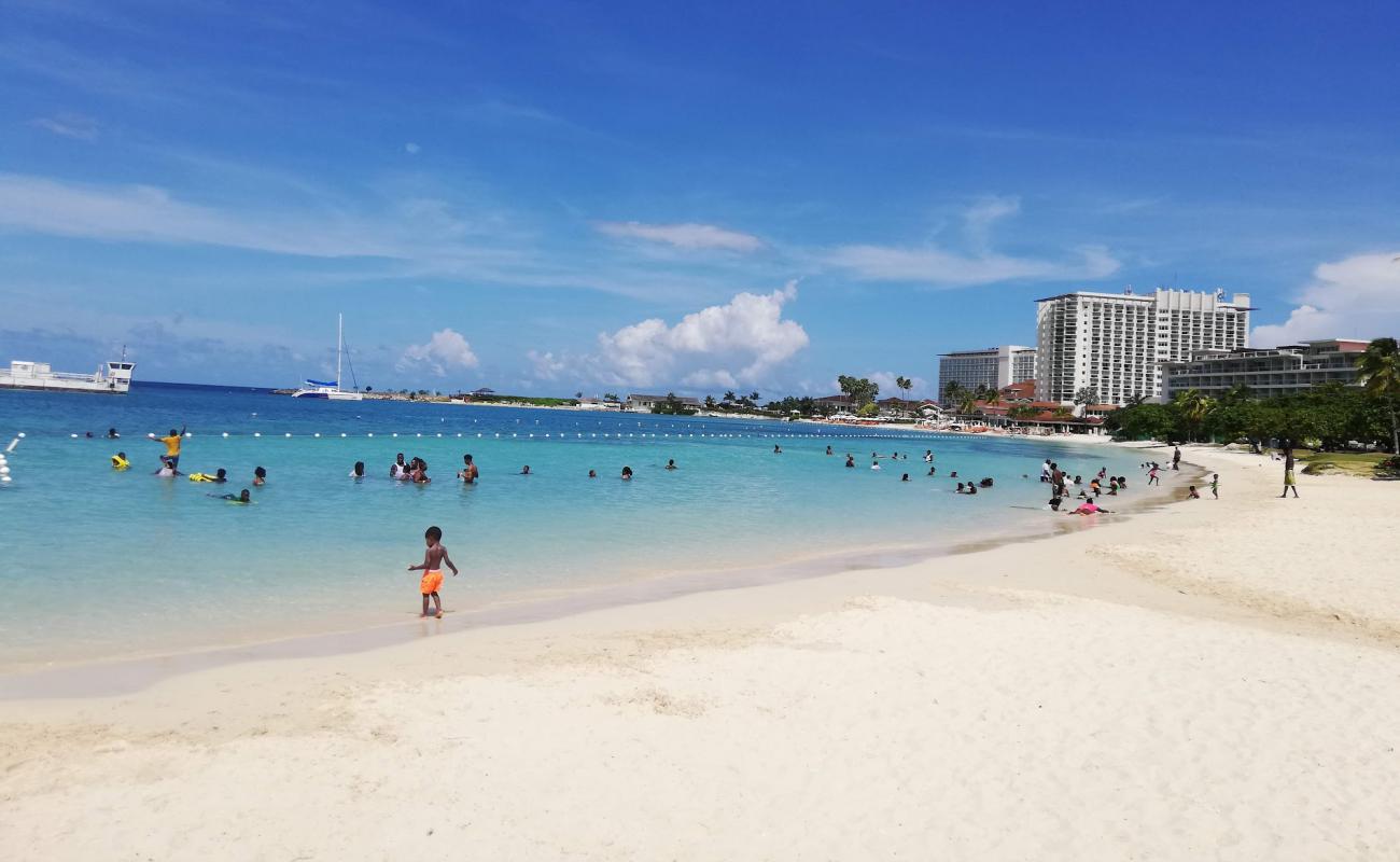 Photo de Plage de la baie d'Ocho Rios avec sable beige fin de surface