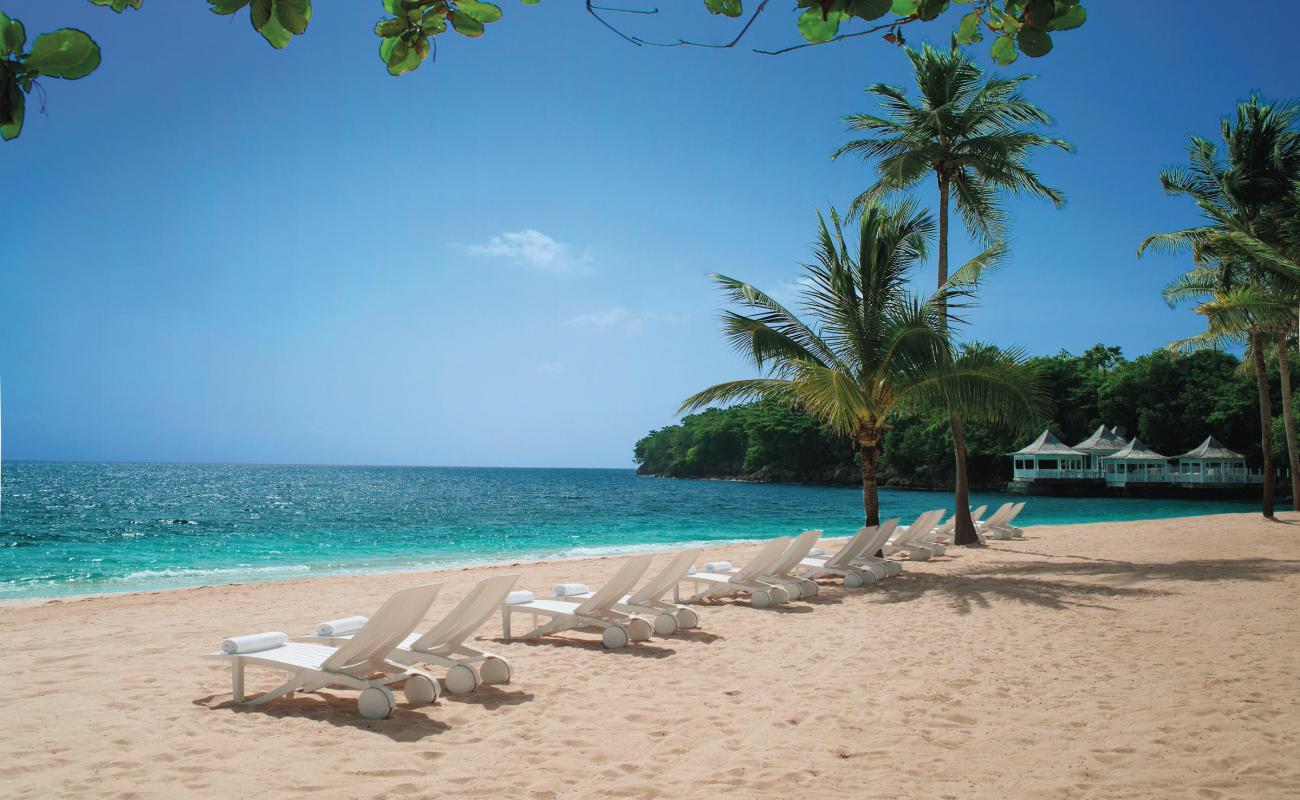 Photo de Plage de Tower Isle avec sable fin et lumineux de surface