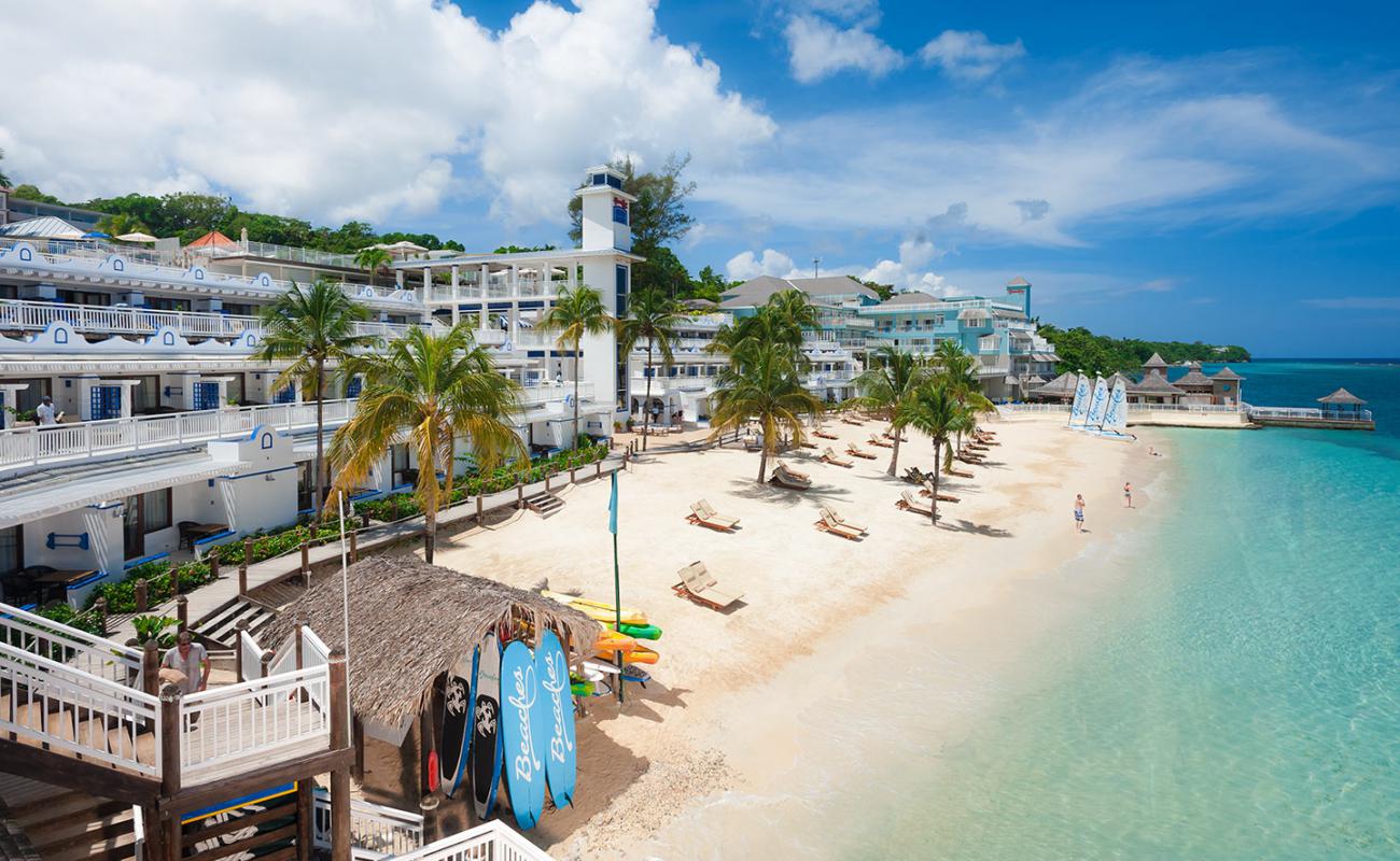 Photo de Ocho Rios avec sable beige fin de surface