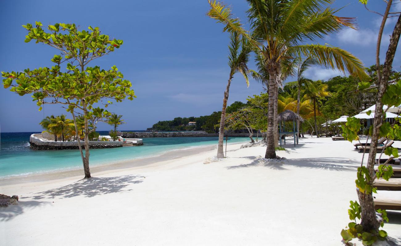 Photo de Goldeneye beach avec sable fin et lumineux de surface