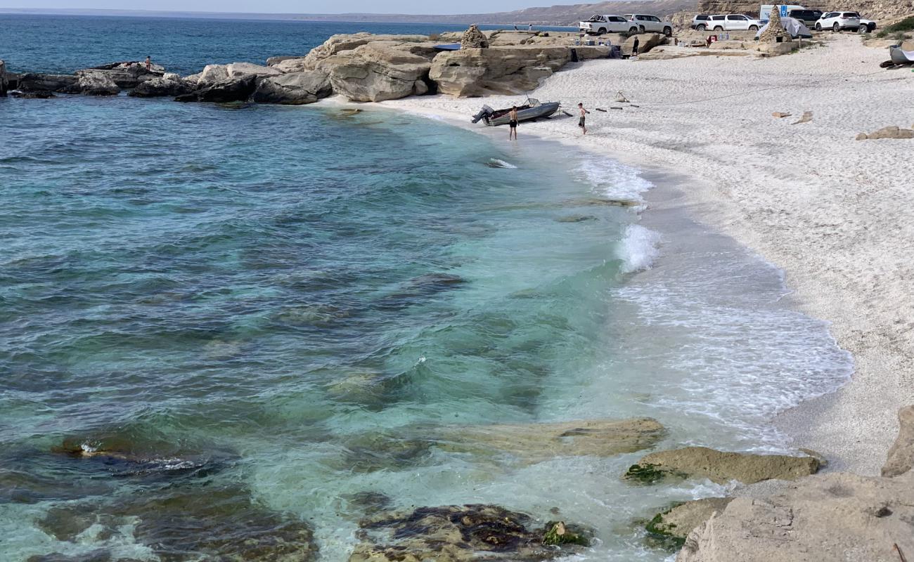 Photo de Shell Beach avec sable blanc de surface