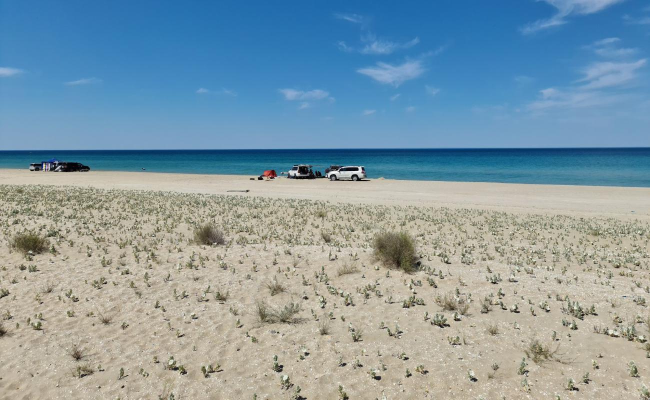 Photo de Alau beach avec sable lumineux de surface