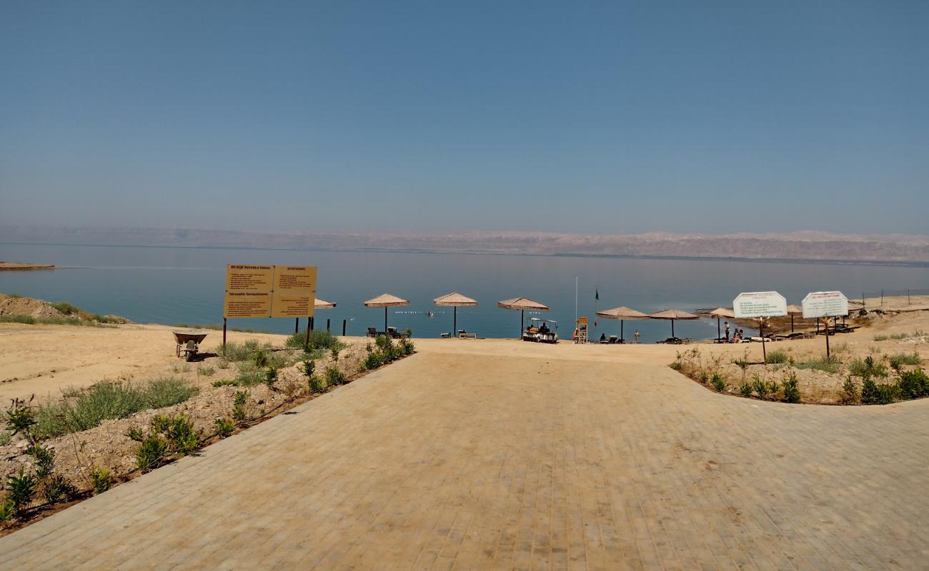 Photo de Dead Sea Beach avec sable noir avec caillou de surface