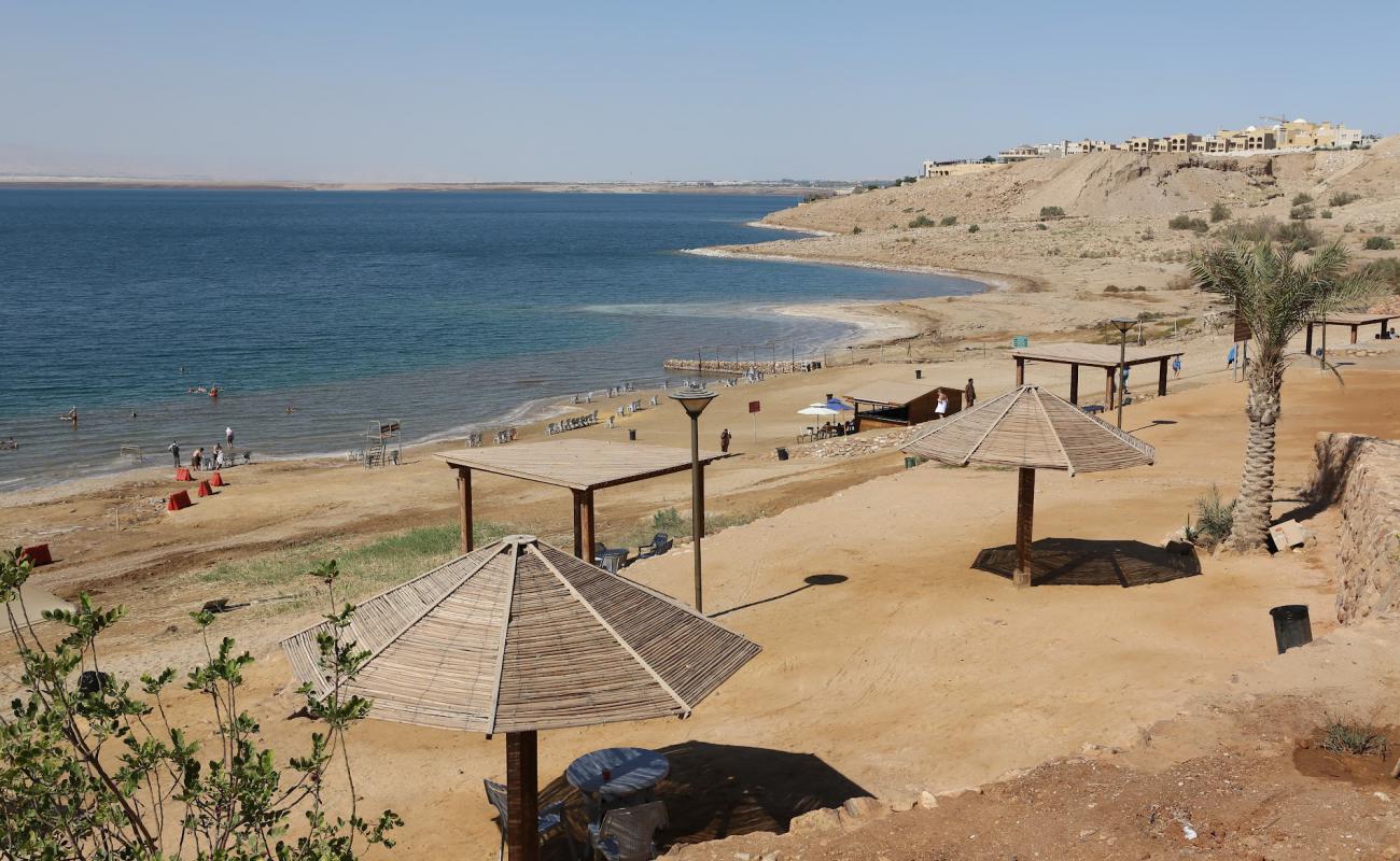Photo de Holiday Inn Dead Sea Beach avec sable beige de surface