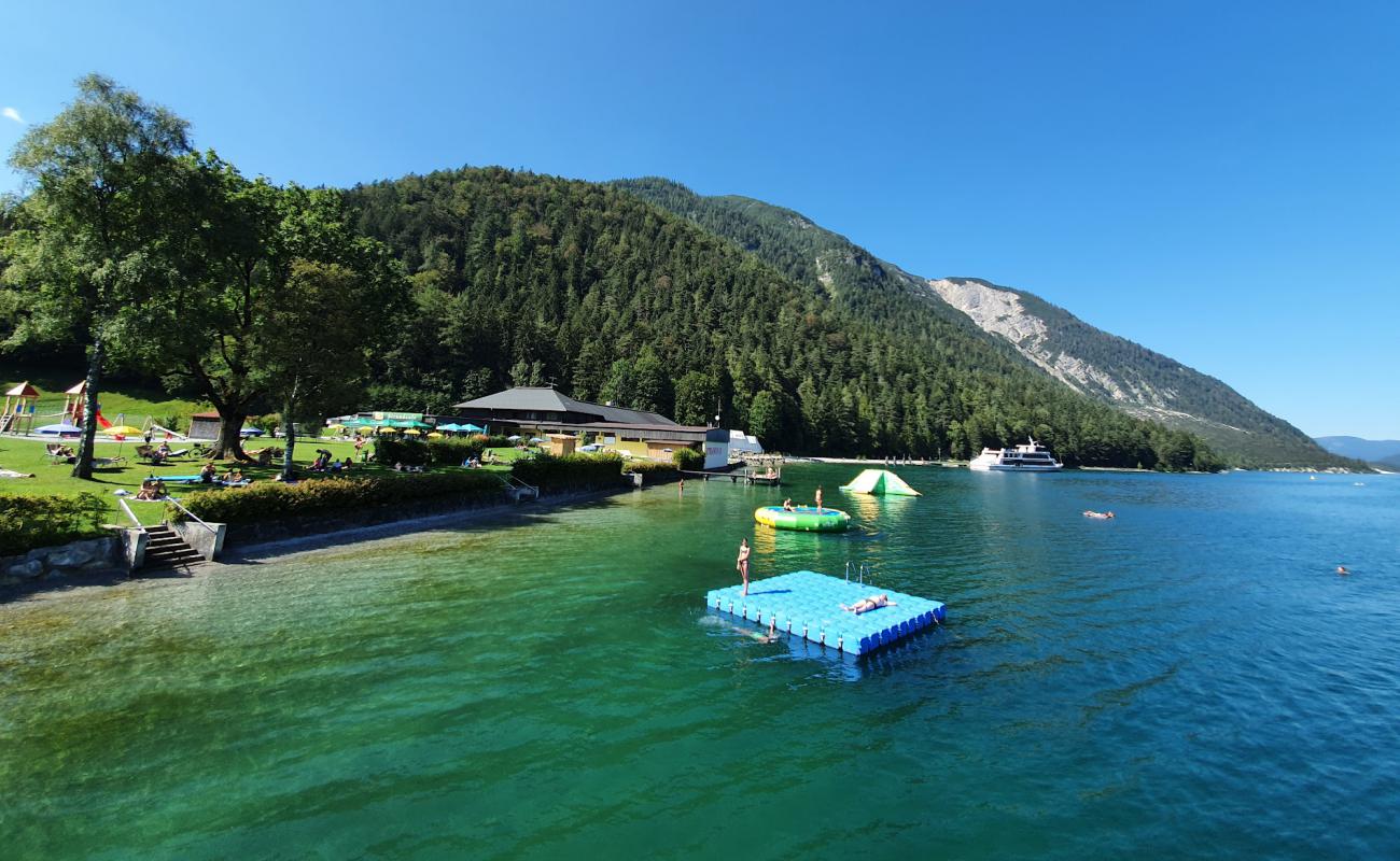 Photo de Plage de Pertisau avec caillou gris de surface