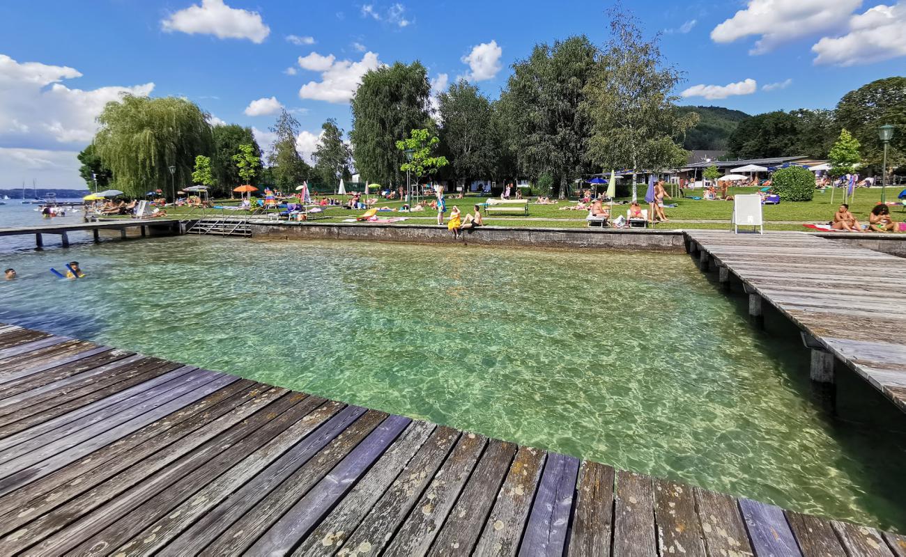 Photo de Strandbad Weyregg avec herbe de surface