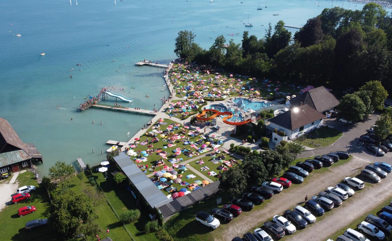 Photo de Erlebnisbad Attersee avec herbe de surface