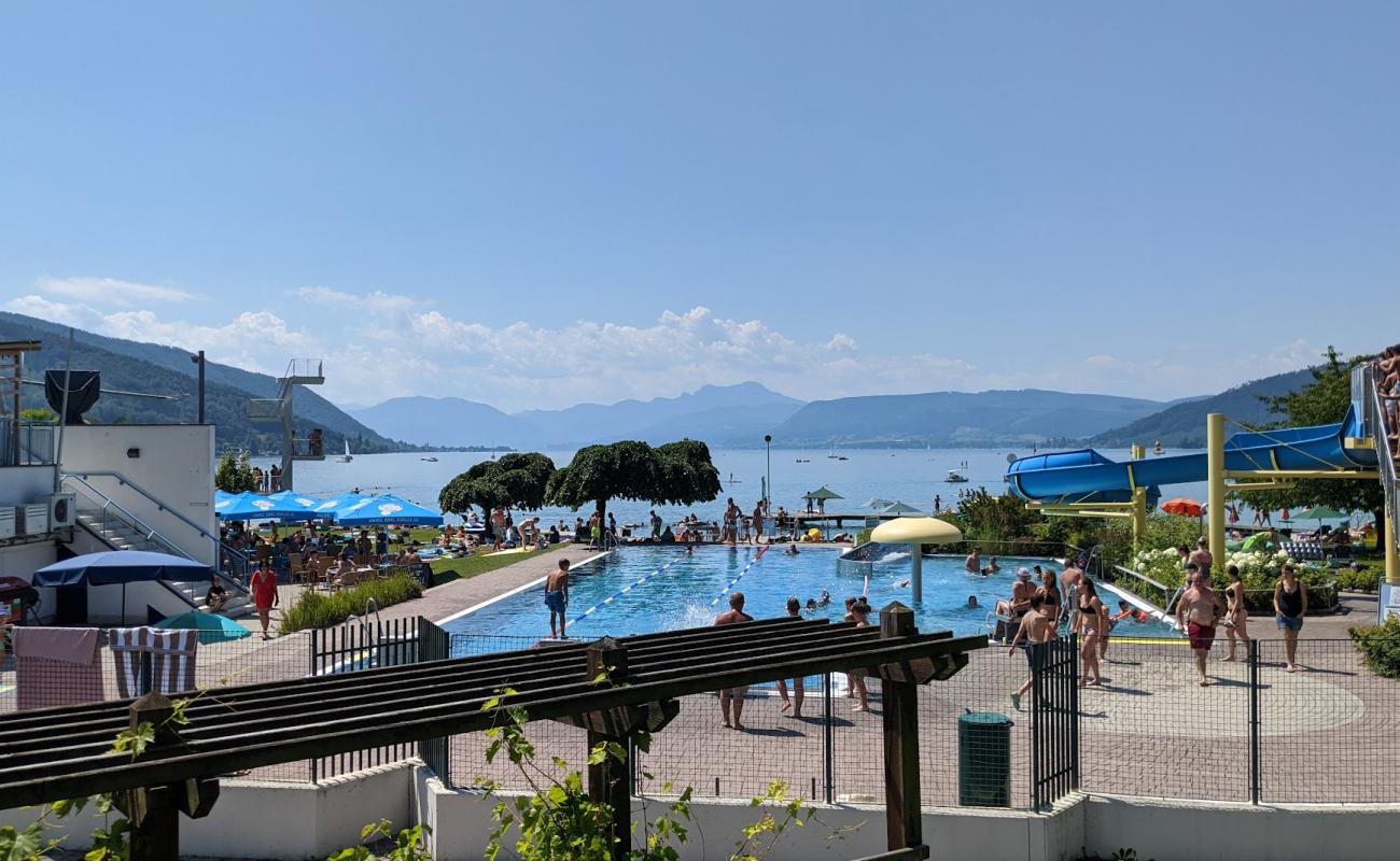 Photo de Strandbad Seewalchen avec herbe de surface