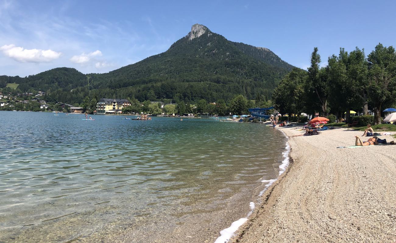 Photo de Fuschlseebad avec galets gris de surface