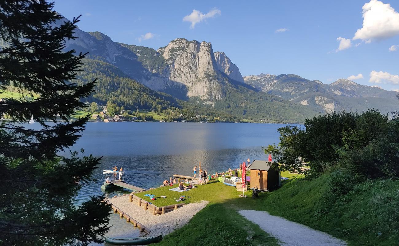 Photo de Freibad Grundlsee avec herbe de surface