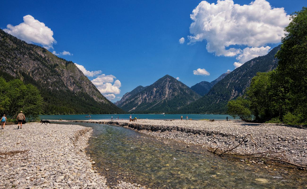 Photo de Flussmundung Heiterwanger See avec roches de surface