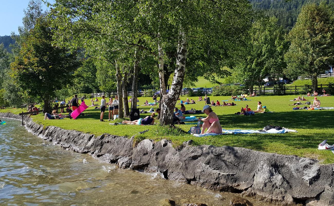 Photo de Strandbad Hintersteinersee avec herbe de surface