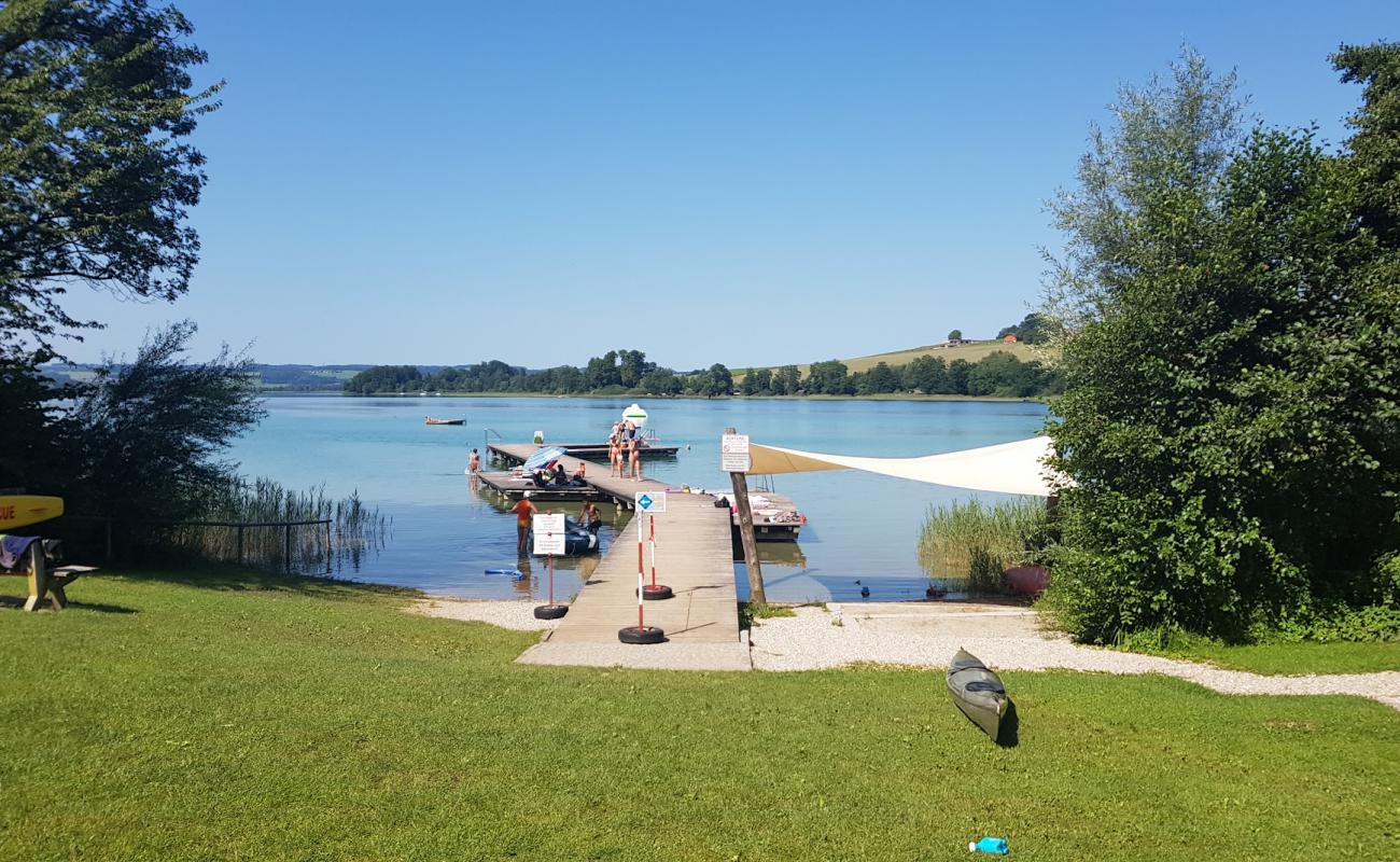 Photo de Strandbad Gebertsham avec herbe de surface