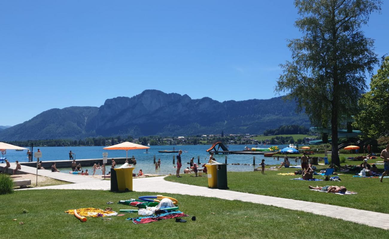 Photo de Plage d'Alpenseebad Mondsee avec sable lumineux de surface