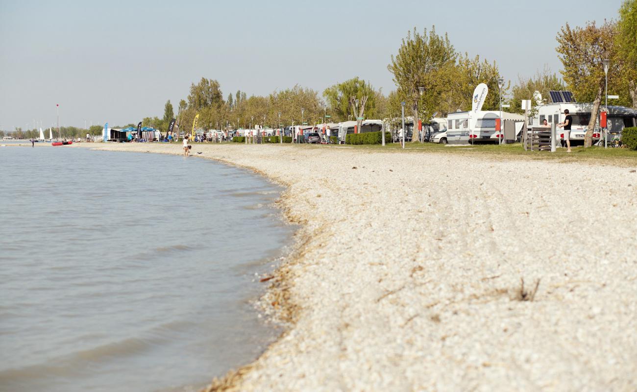 Photo de Podersdorf am See avec caillou fin clair de surface