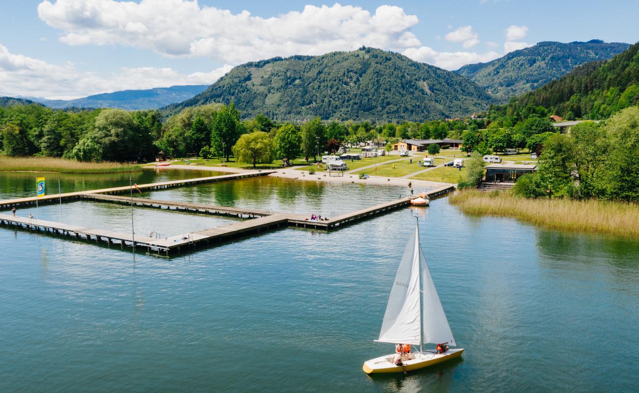 Photo de Seebad Ossiacher See avec caillou fin clair de surface