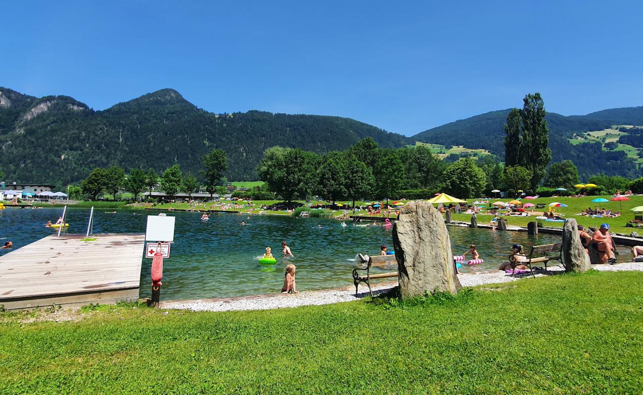 Photo de Naturbadesee avec herbe de surface