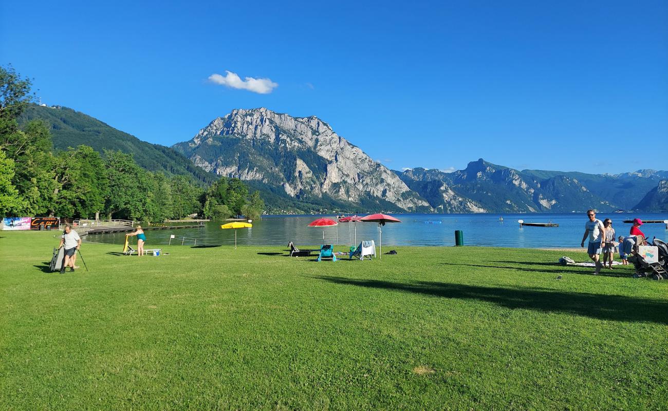 Photo de Gmundner Strandbad avec herbe de surface