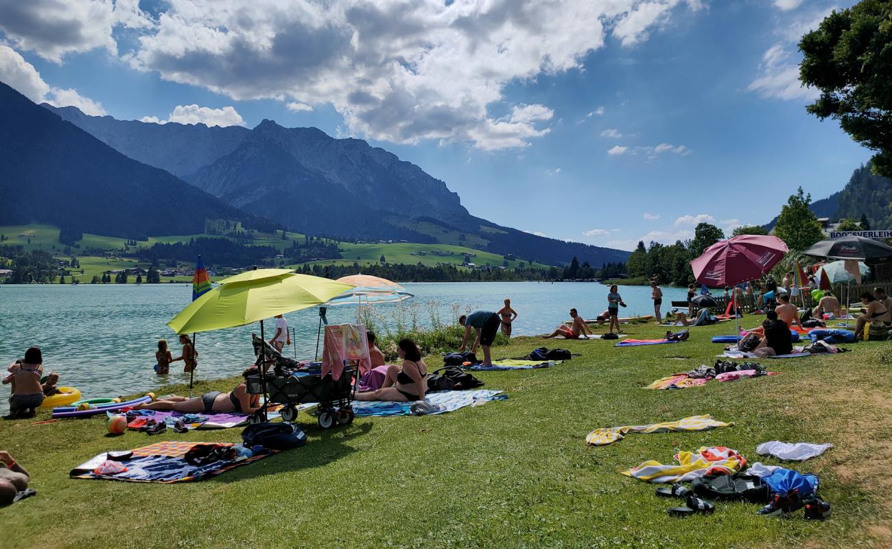 Photo de Badestrand Walchsee Ostufer avec herbe de surface